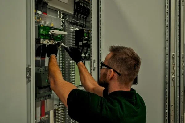 Emergency commercial electrical services