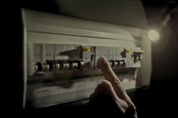 Signs you need an emergency electrician